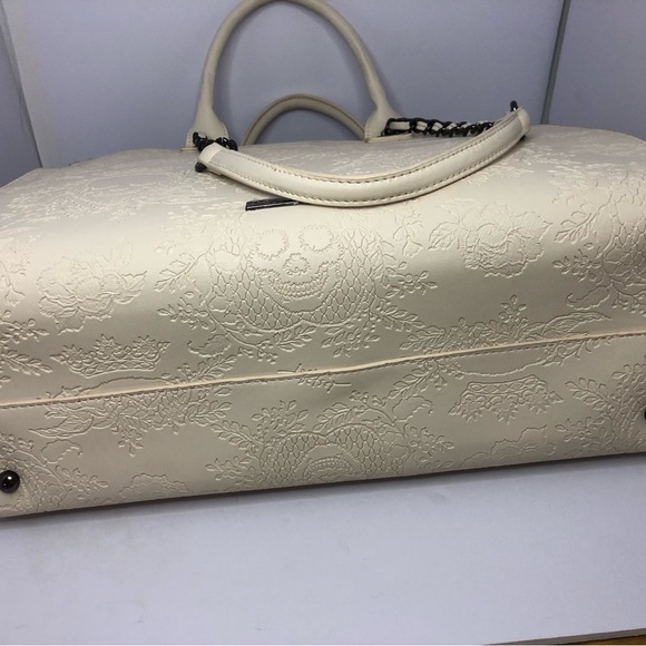 BETSEY JOHNSON NWT Large Skull Floral Embossed XOKIARA Tote Bag Cream - Picture 10 of 14